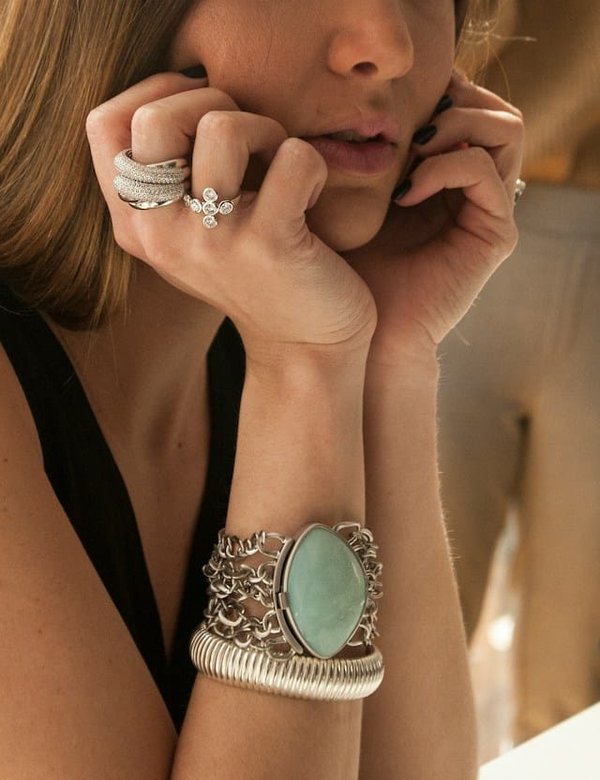Accessorizing 101: jewelry that complements your outfit
